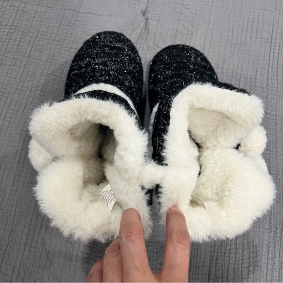 CHINESE LAUNDRY SZ SM 5/6 BLACK & WHITE POM POM PLUSH & KNIT SLIPPER BOOTS NWOT - Picture 7 of 8